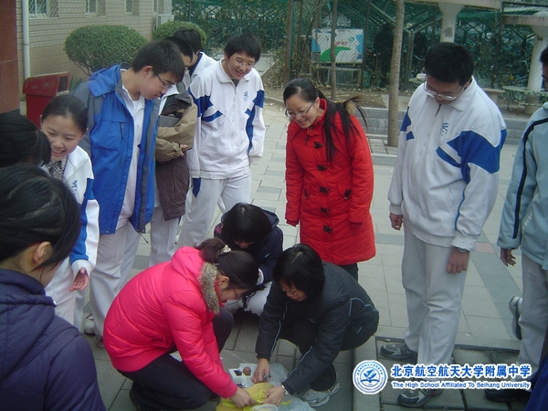 同学们的鸡蛋撞地球实验