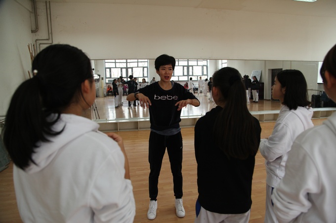 1543202127123533.jpg 郎晓岩老师在为学生进行指导.jpg