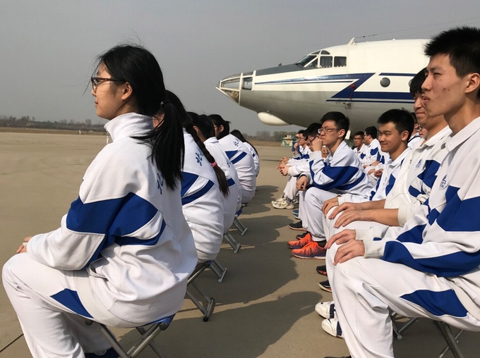 1522740518114793.jpg 图片 5 专注地观看海军仪仗队队列表演.jpg