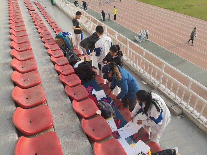 1556520084118880.jpg 周静老师带领学生们做赛前准备.jpg