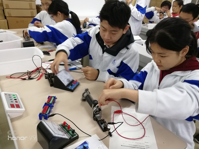 1540367414116621.jpg 学生完成电学实验.jpg