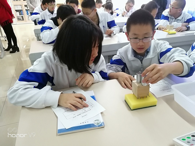 1522135851906161.jpg 学生完成影响压强大小因素的探究实验.jpg