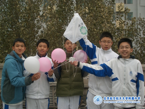 同学们的鸡蛋撞地球实验