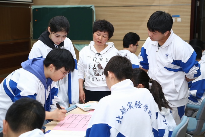 1522135793911820.jpg 郭老师课上学生热烈讨论实验方案.jpg