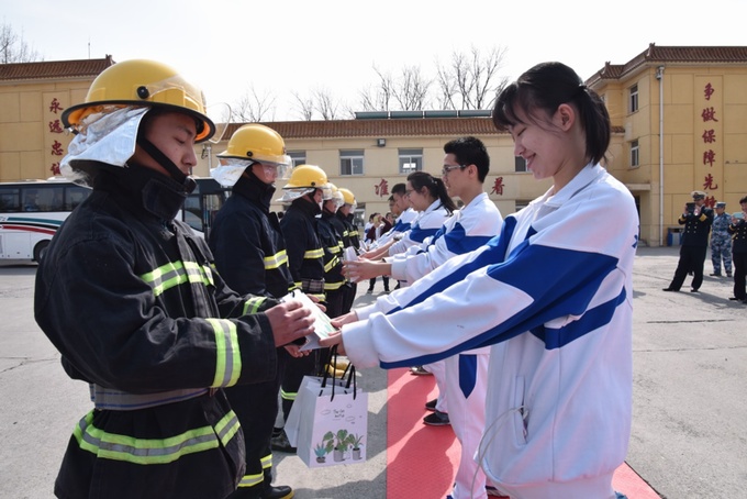 1522740478708678.jpg 图片2 同学们将礼物送给官兵.jpg