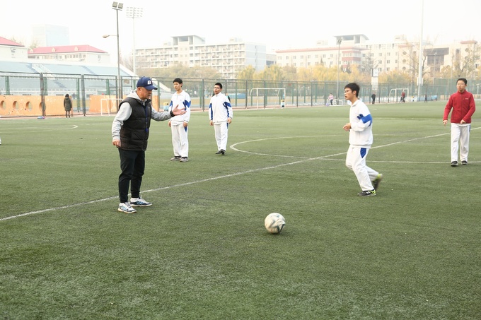 1543202135996951.jpg 卢崇武老师在进行足球教学展示.jpg