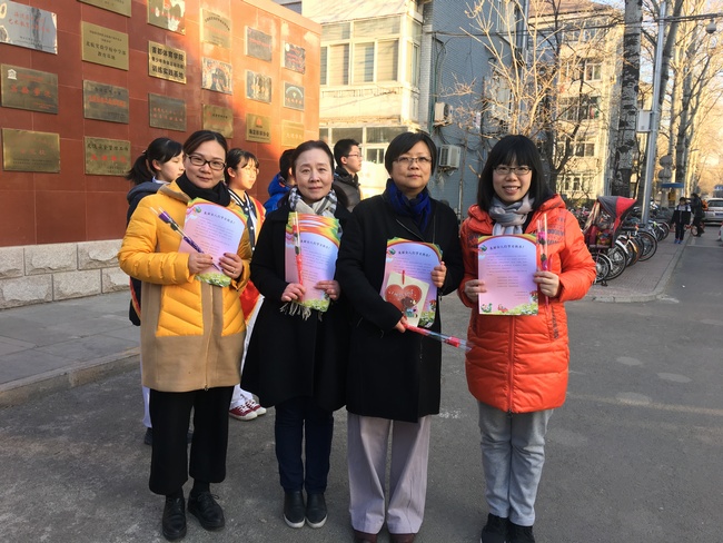 1520552851307303.jpg 早晨在校门口给老师送祝福的工会委员们.jpg