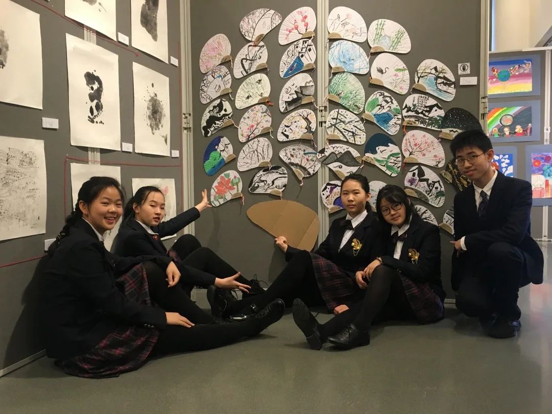 美术社团学生在香港友好学校交流展示