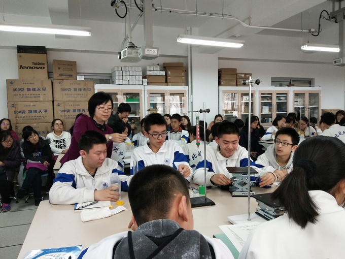 1522135805274223.jpg 夏老师指导学生进行实验.jpg