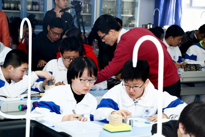 1522135778107183.jpg 赵子豪老师指导学生探究实验.jpg