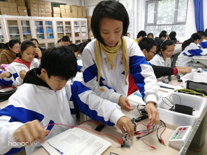 1540367420730542.jpg 学生完成电学实验1.jpg