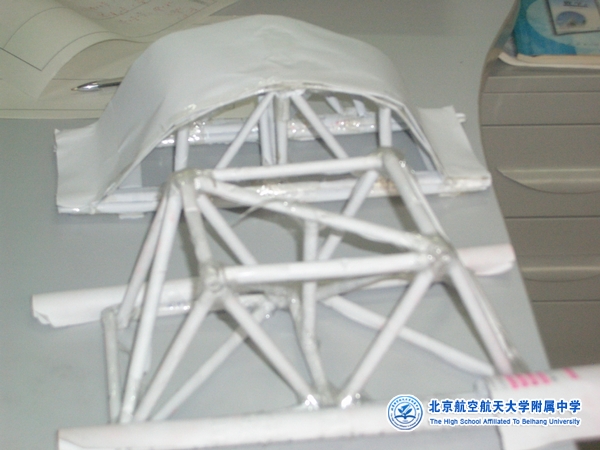 同学们设计的用纸张制作的承重桥