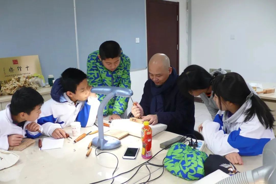 魏立中先生在给学生们演示雕版技法