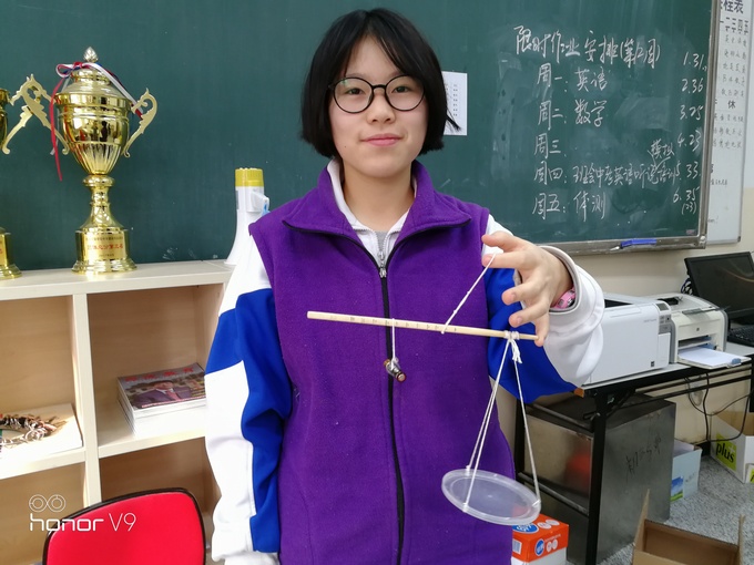 1542160455607381.jpg 学生制作杆秤.jpg